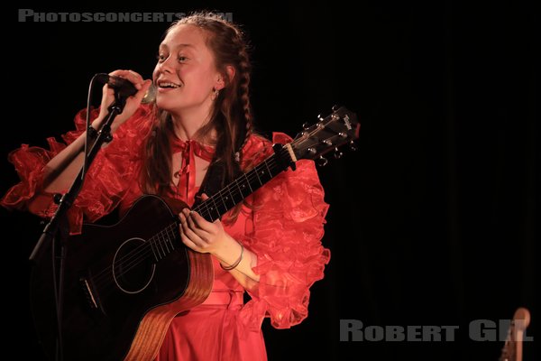 ANNA B SAVAGE - 2023-04-21 - PARIS - La Boule Noire - 